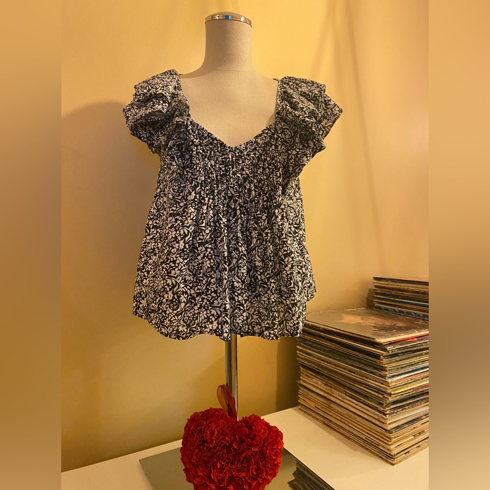 ❤️ Universal Thread Black and White Floral Blouse - Picture 2 of 7